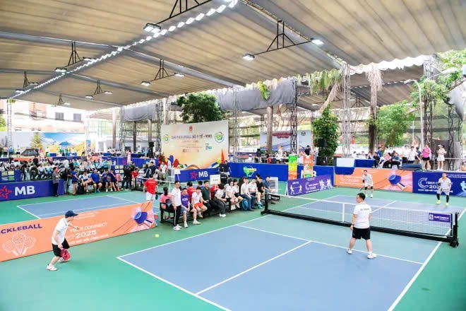 Gần 1.000 vận động viên tham gia Giải Pickleball Bộ Y tế - VTV 8 lần thứ I- Ảnh 3. Gần 1.000 vận động viên tham gia Giải Pickleball Bộ Y tế - VTV 8 lần thứ I- Ảnh 3.