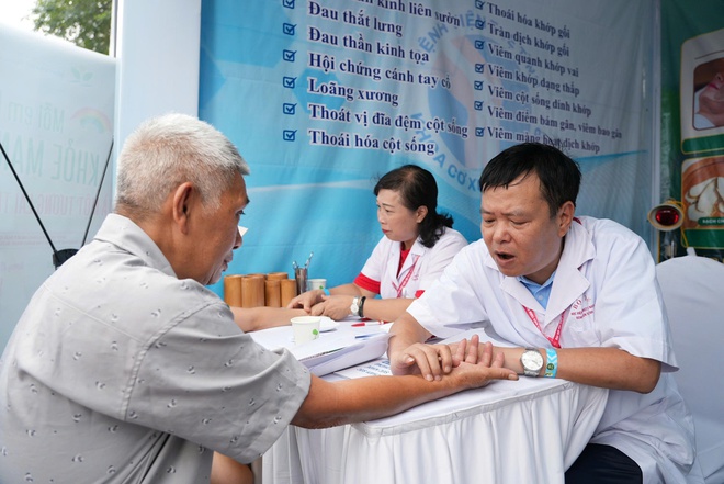 Từ đồng diễn dưỡng sinh đến khám tư vấn miễn phí: Lan tỏa thông điệp sống khỏe bằng y học cổ truyền- Ảnh 4.