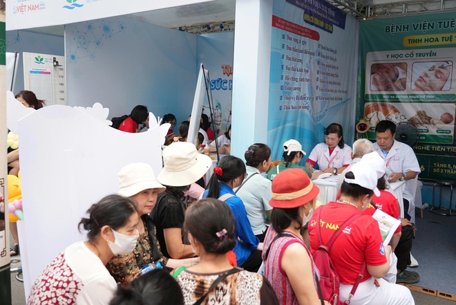 Từ đồng diễn dưỡng sinh đến khám tư vấn miễn phí: Lan tỏa thông điệp sống khỏe bằng y học cổ truyền- Ảnh 8.