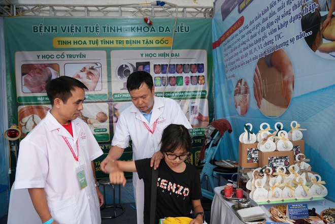 Từ đồng diễn dưỡng sinh đến khám tư vấn miễn phí: Lan tỏa thông điệp sống khỏe bằng y học cổ truyền- Ảnh 5.