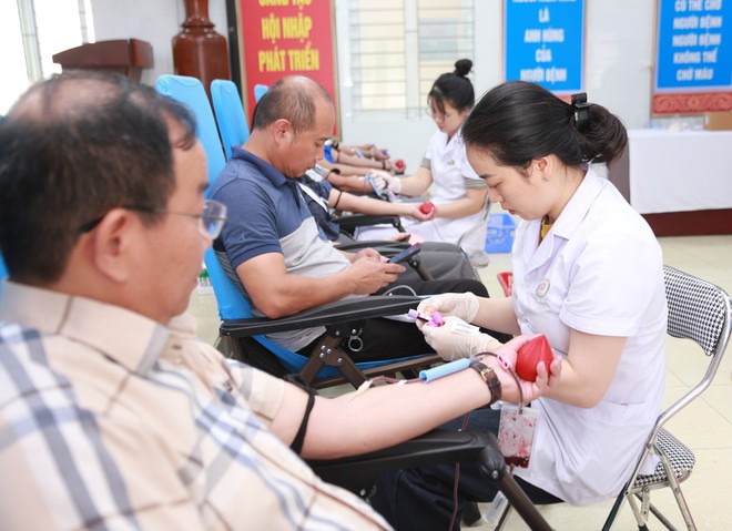Ngành Y tế Nghệ An hiến máu, giữ nhịp điều trị- Ảnh 2. Ngành Y tế Nghệ An hiến máu, giữ nhịp điều trị- Ảnh 2.