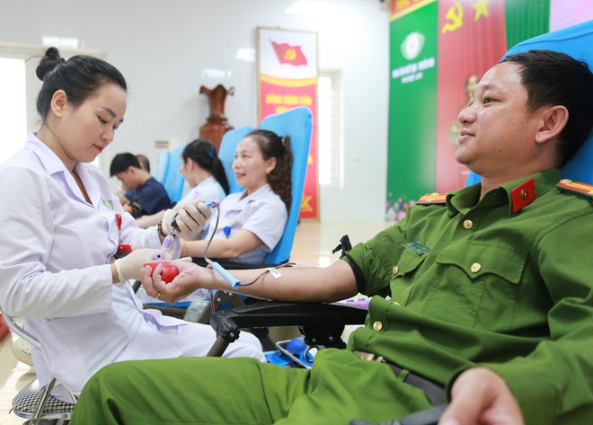 Ngành Y tế Nghệ An hiến máu, giữ nhịp điều trị- Ảnh 3. Ngành Y tế Nghệ An hiến máu, giữ nhịp điều trị- Ảnh 3.