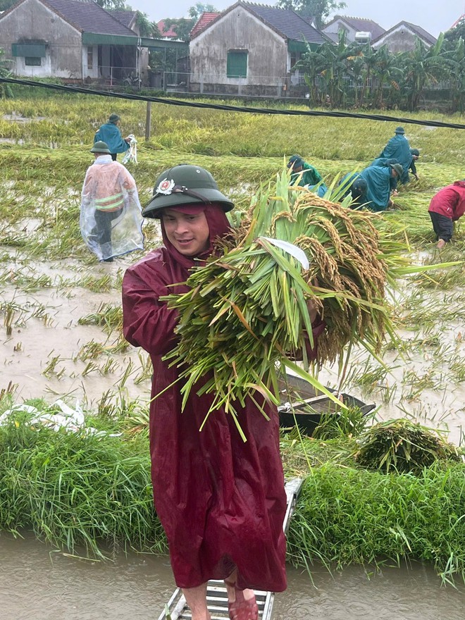 Công an, bộ đội dầm mưa giúp dân cứu lúa sau dông lốc ở Nghệ An
- Ảnh 5.