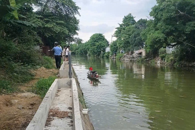 Cơ quan chức năng vào cuộc vụ người đàn ông đổ hàng loạt vỏ chai bia xuống sông ở Huế- Ảnh 3.