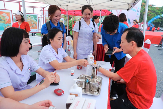 Mỗi bước chân là một “liều thuốc”: Lan tỏa tinh thần sống khỏe, phòng bệnh từ sớm- Ảnh 4. Mỗi bước chân là một “liều thuốc”: Lan tỏa tinh thần sống khỏe, phòng bệnh từ sớm- Ảnh 4.