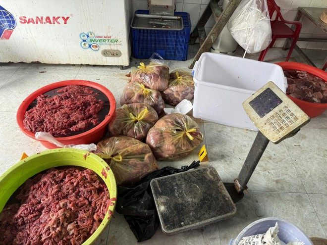Ngâm thịt lợn vào hóa chất để 'biến' thành thịt bò, đã bán ra thị trường hơn 65 tấn- Ảnh 2.