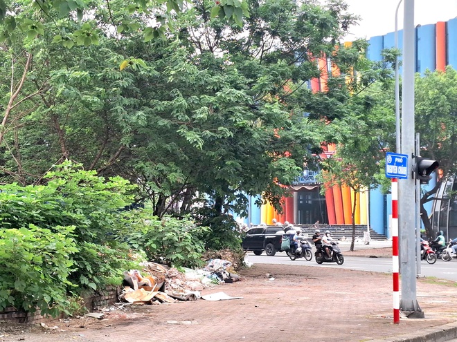 Cận cảnh công viên hồ điều hòa trên 'đất vàng' giữa Thủ đô bị bỏ hoang suốt 16 năm- Ảnh 8.