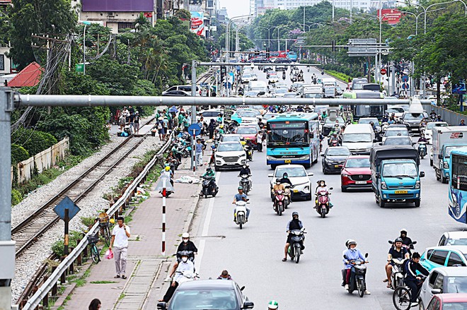 CSGT xử lý hàng loạt tài xế taxi, xe buýt vi phạm dừng đỗ khu vực Bệnh viện Bạch Mai- Ảnh 4.
