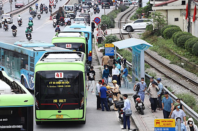 CSGT xử lý hàng loạt tài xế taxi, xe buýt vi phạm dừng đỗ khu vực Bệnh viện Bạch Mai- Ảnh 5.