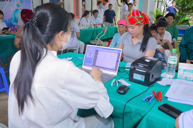Gần 2.000 người dân vùng cao được khám sức khỏe, sàng lọc lao miễn phí- Ảnh 4. Gần 2.000 người dân vùng cao được khám sức khỏe, sàng lọc lao miễn phí- Ảnh 4.