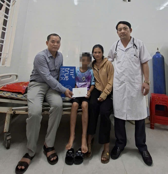 Bé trai nghi bị bạo hành ở Nghệ An được đưa đến cơ sở y tế thăm khám- Ảnh 2. Bé trai nghi bị bạo hành ở Nghệ An được đưa đến cơ sở y tế thăm khám- Ảnh 2.