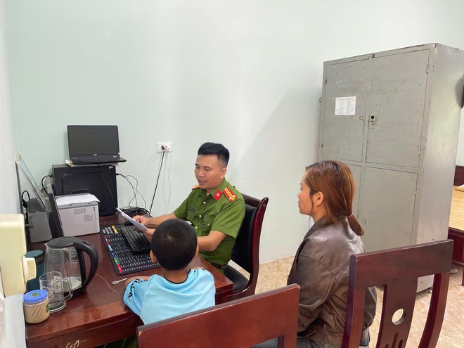Bé trai nghi bị bạo hành ở Nghệ An được đưa đến cơ sở y tế thăm khám- Ảnh 3. Bé trai nghi bị bạo hành ở Nghệ An được đưa đến cơ sở y tế thăm khám- Ảnh 3.