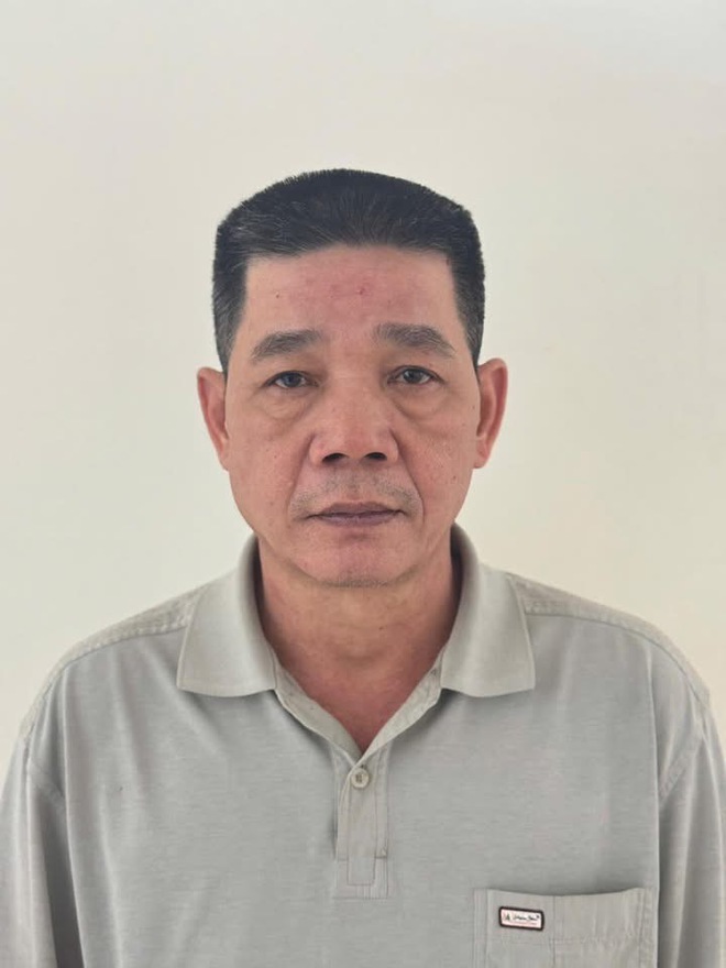 Bố vợ đòi lại xe ô tô, con rể nằm 'ăn vạ' trên nắp capo, hai bố con bị khởi tố- Ảnh 3. Bố vợ đòi lại xe ô tô, con rể nằm 'ăn vạ' trên nắp capo, hai bố con bị khởi tố- Ảnh 3.