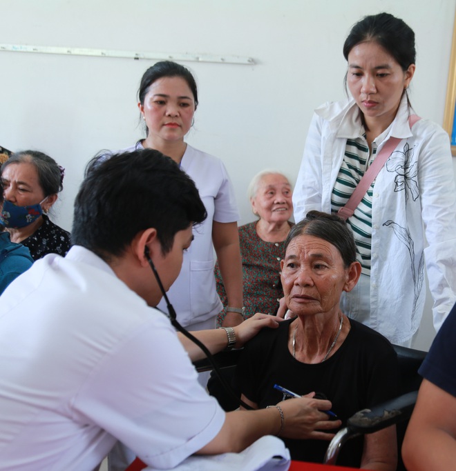 Hơn 15.000 người dân Nghệ An được khám sức khỏe miễn phí trong ngày đầu ra quân- Ảnh 12. Hơn 15.000 người dân Nghệ An được khám sức khỏe miễn phí trong ngày đầu ra quân- Ảnh 12.