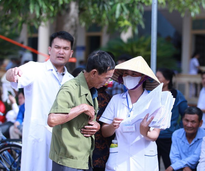 Hơn 15.000 người dân Nghệ An được khám sức khỏe miễn phí trong ngày đầu ra quân- Ảnh 6. Hơn 15.000 người dân Nghệ An được khám sức khỏe miễn phí trong ngày đầu ra quân- Ảnh 6.