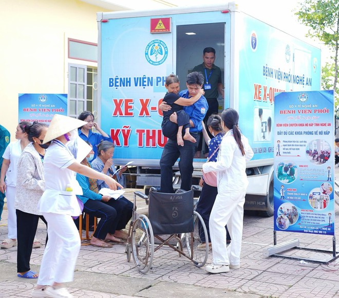 Hơn 15.000 người dân Nghệ An được khám sức khỏe miễn phí trong ngày đầu ra quân- Ảnh 14. Hơn 15.000 người dân Nghệ An được khám sức khỏe miễn phí trong ngày đầu ra quân- Ảnh 14.
