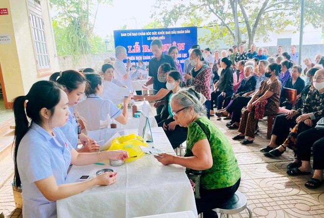 Hơn 15.000 người dân Nghệ An được khám sức khỏe miễn phí trong ngày đầu ra quân- Ảnh 4. Hơn 15.000 người dân Nghệ An được khám sức khỏe miễn phí trong ngày đầu ra quân- Ảnh 4.