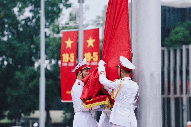 Cận cảnh lễ thượng cờ tại Lăng Bác những ngày tháng 5 lịch sử- Ảnh 9. Cận cảnh lễ thượng cờ tại Lăng Bác những ngày tháng 5 lịch sử- Ảnh 9.