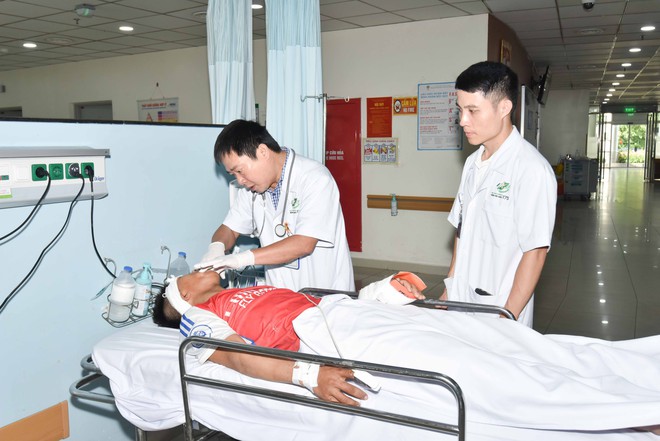 Cấp cứu đường không xuyên đêm cứu 2 bệnh nhân nguy kịch từ Trường Sa về đất liền điều trị- Ảnh 2. Cấp cứu đường không xuyên đêm cứu 2 bệnh nhân nguy kịch từ Trường Sa về đất liền điều trị- Ảnh 2.