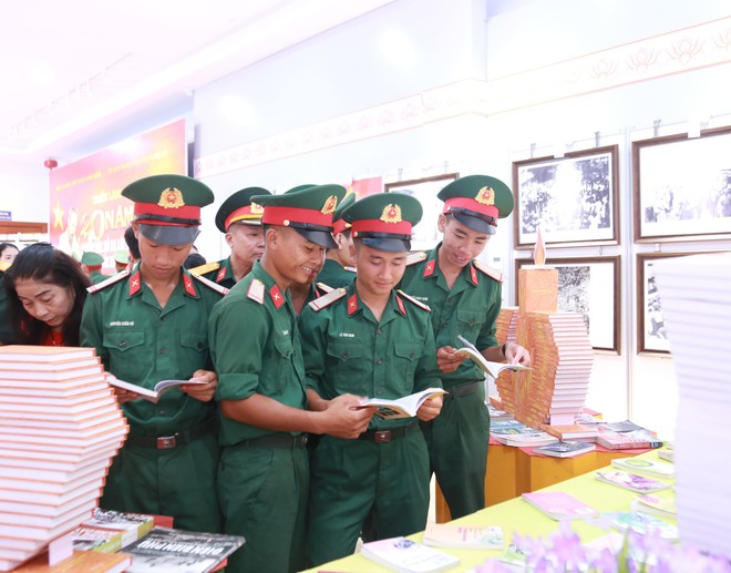 Lan tỏa giá trị trường tồn của Lời kêu gọi Toàn quốc kháng chiến
- Ảnh 5. Lan tỏa giá trị trường tồn của Lời kêu gọi Toàn quốc kháng chiến
- Ảnh 5.
