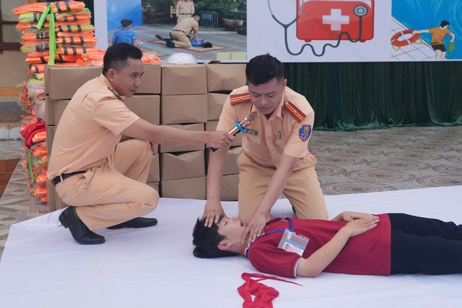 Chung tay dựng 'lá chắn' phòng chống đuối nước cho trẻ em trong mùa hè- Ảnh 2. Chung tay dựng 'lá chắn' phòng chống đuối nước cho trẻ em trong mùa hè- Ảnh 2.