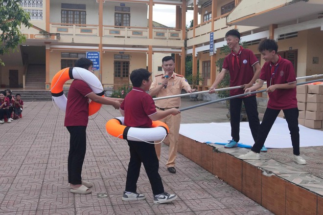 Chung tay dựng 'lá chắn' phòng chống đuối nước cho trẻ em trong mùa hè- Ảnh 4. Chung tay dựng 'lá chắn' phòng chống đuối nước cho trẻ em trong mùa hè- Ảnh 4.