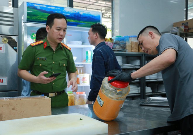 Kiểm tra hơn 1.500 cơ sở, xử phạt hơn 1,1 tỷ đồng vi phạm an toàn thực phẩm- Ảnh 2. Kiểm tra hơn 1.500 cơ sở, xử phạt hơn 1,1 tỷ đồng vi phạm an toàn thực phẩm- Ảnh 2.