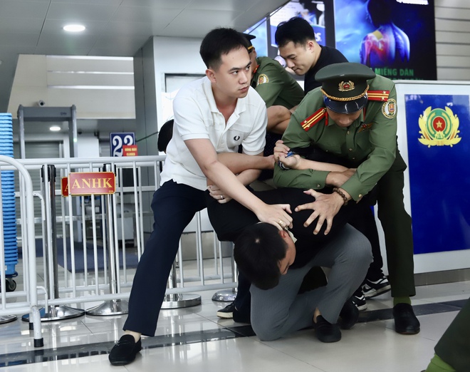 Diễn tập xử lý tình huống khẩn nguy an ninh sân bay- Ảnh 9. Diễn tập xử lý tình huống khẩn nguy an ninh sân bay- Ảnh 9.