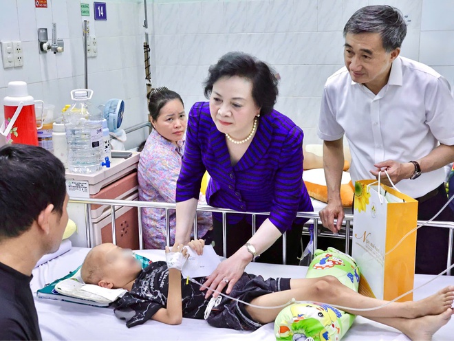 Phó Thủ tướng Phạm Thị Thanh Trà xúc động khi đến thăm các bệnh nhi tại giường bệnh- Ảnh 8.