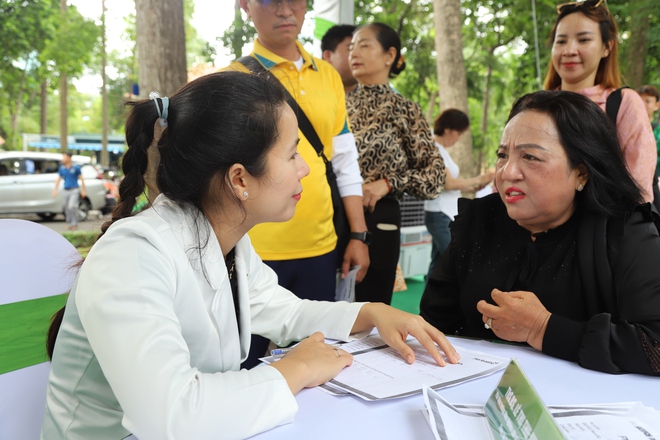 Người dân hào hứng khám sức khỏe miễn phí tại Ngày Dinh dưỡng cộng đồng Việt Nam lần 6- Ảnh 4.