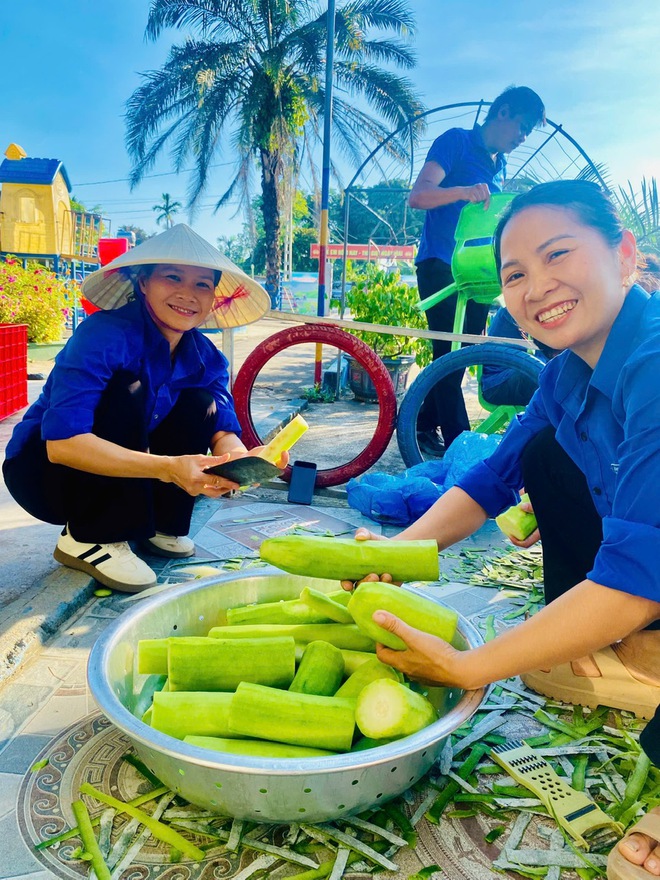 Hàng trăm suất cơm miễn phí tiếp sức sĩ tử giữa ngày thi nắng nóng- Ảnh 2. Hàng trăm suất cơm miễn phí tiếp sức sĩ tử giữa ngày thi nắng nóng- Ảnh 2.