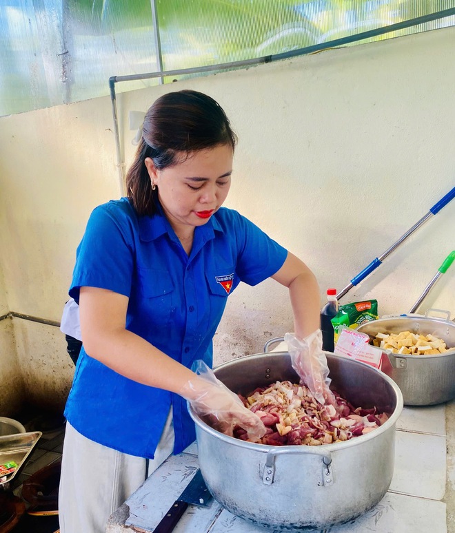 Hàng trăm suất cơm miễn phí tiếp sức sĩ tử giữa ngày thi nắng nóng- Ảnh 3. Hàng trăm suất cơm miễn phí tiếp sức sĩ tử giữa ngày thi nắng nóng- Ảnh 3.