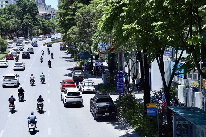 Bị CSGT xử lý vì dừng đỗ trước cổng bệnh viện, nhiều tài xế vẫn viện lý do quen thuộc- Ảnh 2. Bị CSGT xử lý vì dừng đỗ trước cổng bệnh viện, nhiều tài xế vẫn viện lý do quen thuộc- Ảnh 2.