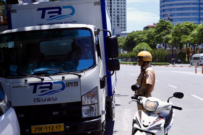 Bị CSGT xử lý vì dừng đỗ trước cổng bệnh viện, nhiều tài xế vẫn viện lý do quen thuộc- Ảnh 4. Bị CSGT xử lý vì dừng đỗ trước cổng bệnh viện, nhiều tài xế vẫn viện lý do quen thuộc- Ảnh 4.