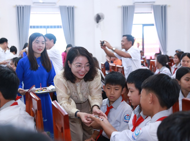 Trẻ em cần được bảo vệ cả ngoài đời thực lẫn trên không gian mạng- Ảnh 2. Trẻ em cần được bảo vệ cả ngoài đời thực lẫn trên không gian mạng- Ảnh 2.