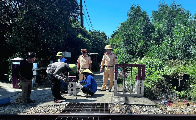 Đóng lối đi tự mở qua đường sắt sau vụ tai nạn thương tâm ở Huế- Ảnh 3. Đóng lối đi tự mở qua đường sắt sau vụ tai nạn thương tâm ở Huế- Ảnh 3.