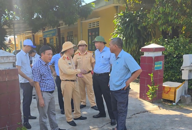 Đóng lối đi tự mở qua đường sắt sau vụ tai nạn thương tâm ở Huế- Ảnh 2. Đóng lối đi tự mở qua đường sắt sau vụ tai nạn thương tâm ở Huế- Ảnh 2.