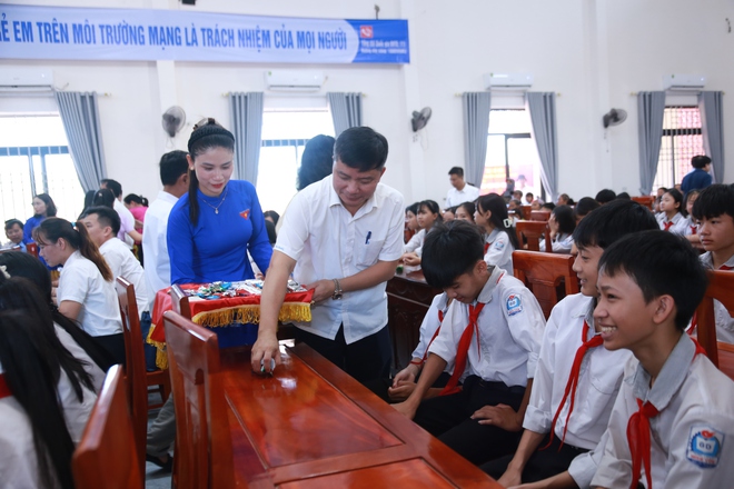Trẻ em cần được bảo vệ cả ngoài đời thực lẫn trên không gian mạng- Ảnh 3. Trẻ em cần được bảo vệ cả ngoài đời thực lẫn trên không gian mạng- Ảnh 3.