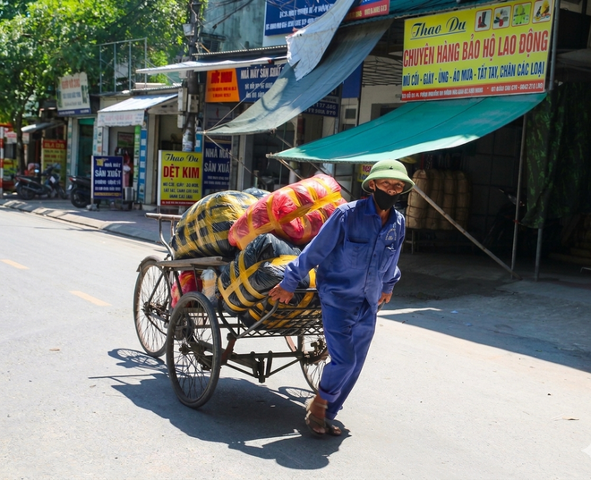 Người lao động oằn mình kiếm sống giữa nắng nóng cực điểm- Ảnh 5.