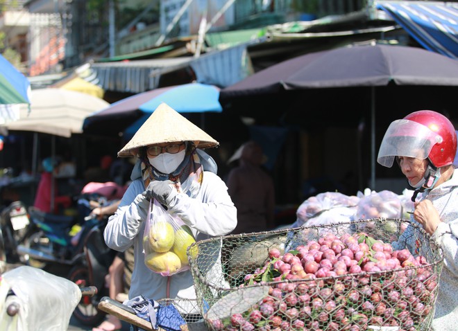 Người lao động oằn mình kiếm sống giữa nắng nóng cực điểm- Ảnh 8.