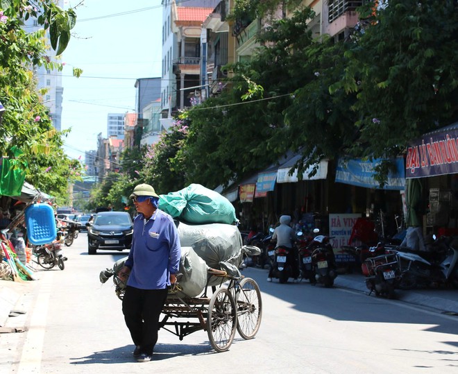 Người lao động oằn mình kiếm sống giữa nắng nóng cực điểm- Ảnh 4.