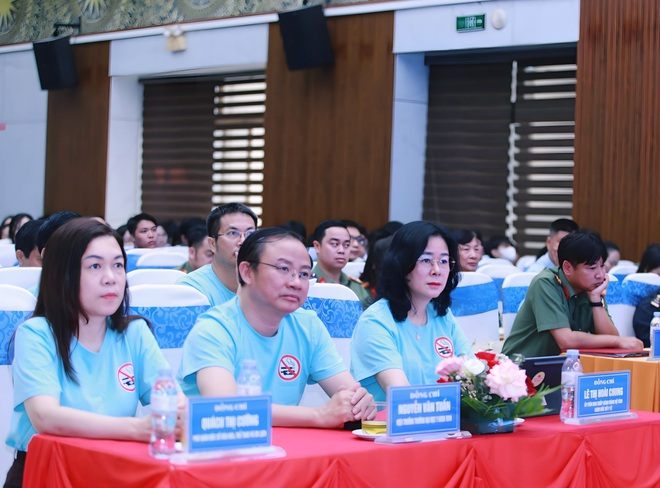 Vạch trần 'bẫy' thuốc lá điện tử đang len lỏi vào giới trẻ
- Ảnh 2.