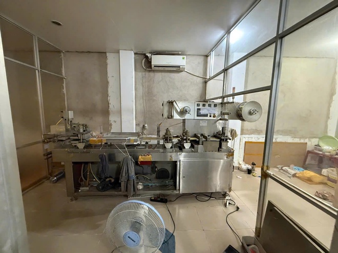 Công an TPHCM triệt phá đường dây sản xuất, buôn bán thuốc đông dược trái phép quy mô lớn- Ảnh 5. Công an TPHCM triệt phá đường dây sản xuất, buôn bán thuốc đông dược trái phép quy mô lớn- Ảnh 5.