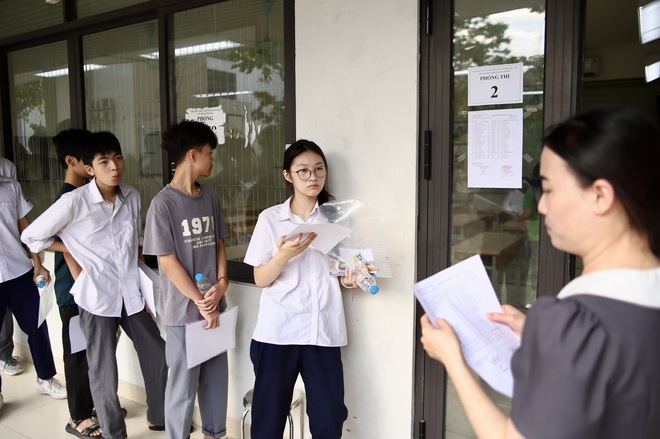 Sĩ tử Hà Nội tự tin bước vào kỳ thi tuyển sinh lớp 10- Ảnh 6. Sĩ tử Hà Nội tự tin bước vào kỳ thi tuyển sinh lớp 10- Ảnh 6.