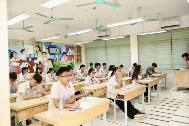 Sĩ tử Hà Nội tự tin bước vào kỳ thi tuyển sinh lớp 10- Ảnh 9. Sĩ tử Hà Nội tự tin bước vào kỳ thi tuyển sinh lớp 10- Ảnh 9.