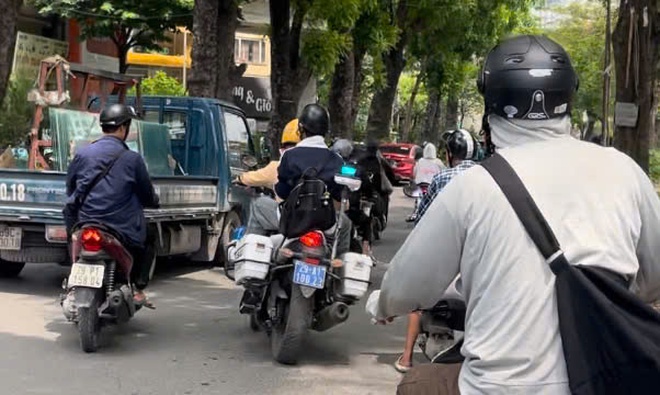 Nữ sinh đi xe chuyên dụng của CSGT kịp đến phòng thi vào lớp 10- Ảnh 2.