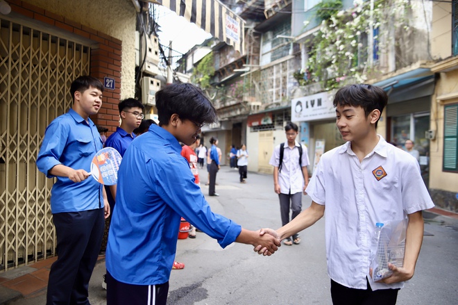 Chuyện những sĩ tử cũ tiếp sức sĩ tử mới tại kỳ thi vào lớp 10 ở Hà Nội- Ảnh 2.