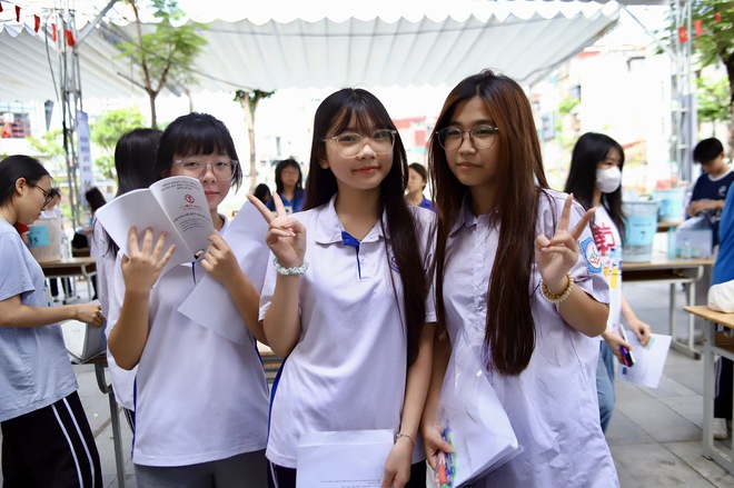 Hình ảnh sĩ tử Hà Nội trước giờ làm bài thi môn Toán lớp 10- Ảnh 10.