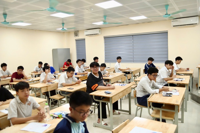 Hình ảnh sĩ tử Hà Nội trước giờ làm bài thi môn Toán lớp 10- Ảnh 12.
