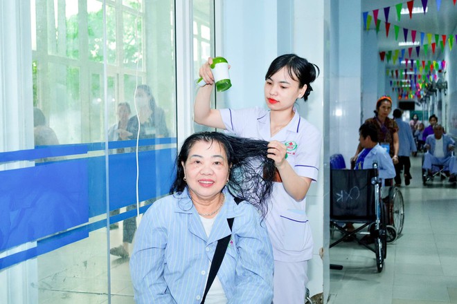 Hơn 400 người bệnh được cắt tóc, gội đầu miễn phí tại bệnh viện- Ảnh 2.